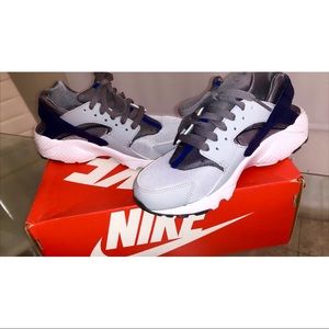 NIKE HUARACHE RUN (GS) SIZE 4Y